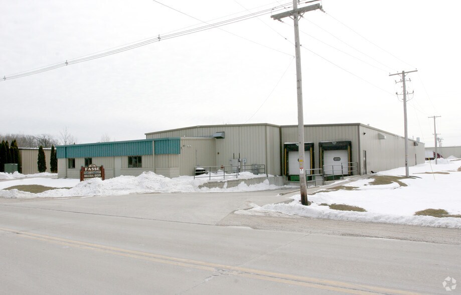 851 Forest Ave, Sheboygan Falls, WI for lease - Primary Photo - Image 1 of 4