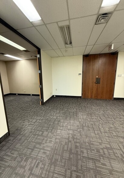 405 Britannia Rd E, Mississauga, ON for lease - Interior Photo - Image 3 of 25