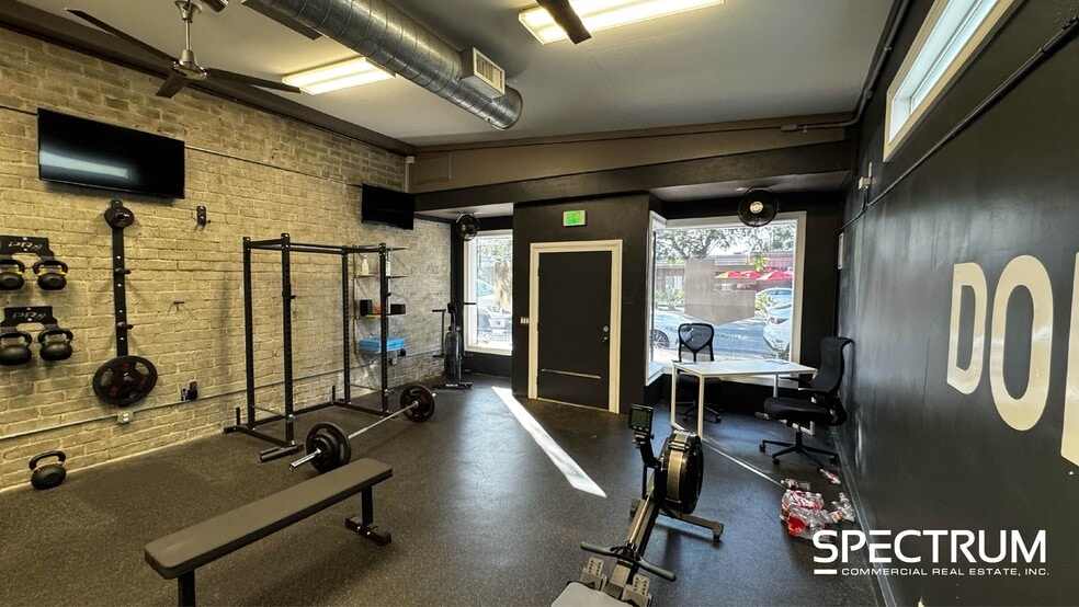 2707 W Burbank Blvd, Burbank, CA for lease - Building Photo - Image 2 of 14