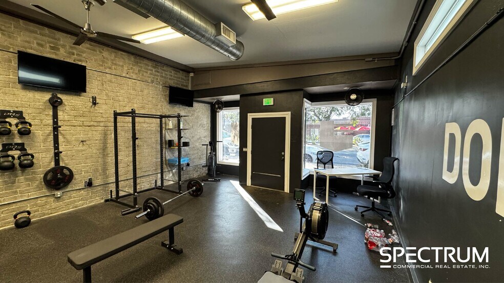 2707 W Burbank Blvd, Burbank, CA à louer - Photo du bâtiment - Image 2 de 14