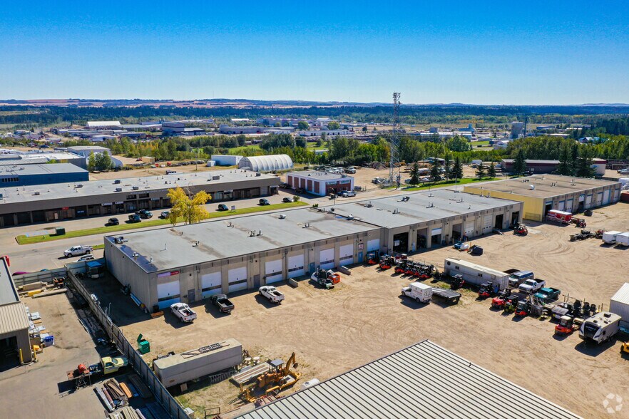 7880 48 Ave, Red Deer, AB à louer - Aérien - Image 3 de 3