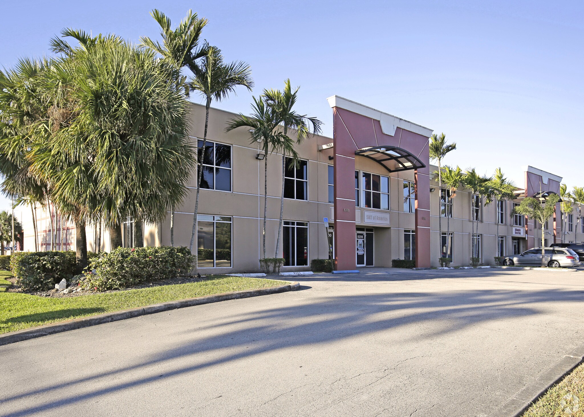 8200-8358 NW 30th Ter, Doral, FL à louer Photo du bâtiment- Image 1 de 45