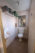 Commerce de détail dans 162-162A High Street, Rochester à louer Photo intérieure- Image 1 de 2