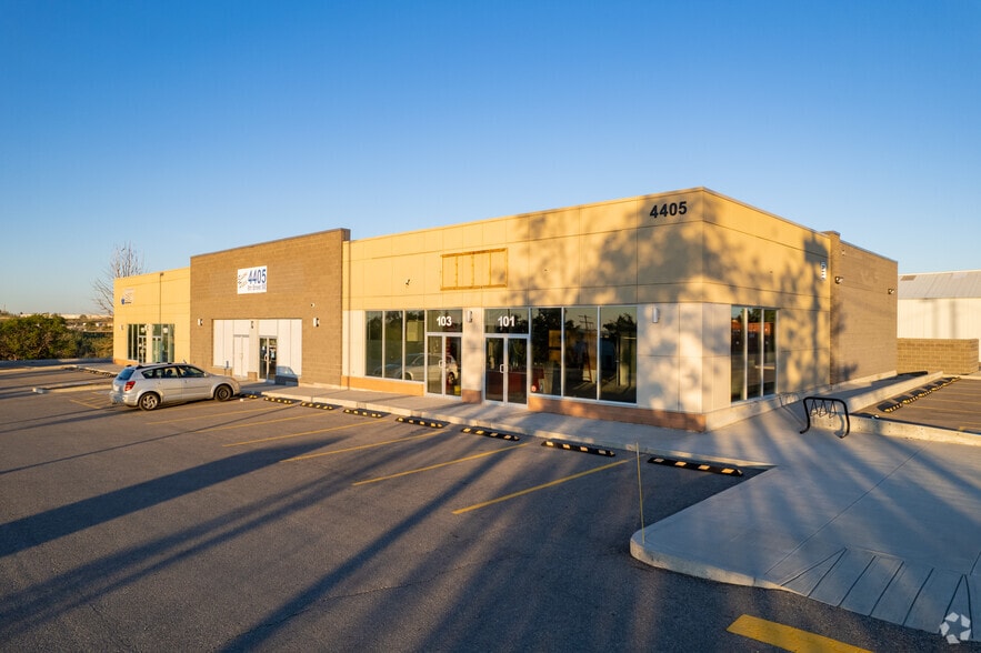 Highfield Commercial Portfolio portfolio of 3 properties for sale on LoopNet.ca - Primary Photo - Image 3 of 3