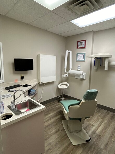 130 Thomas Johnson Dr, Frederick, MD for lease - Building Photo - Image 3 of 6
