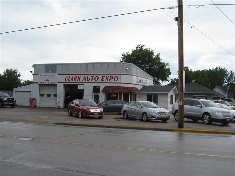 305 W Clifton St, Tomah, WI à vendre - Photo du bâtiment - Image 2 de 4