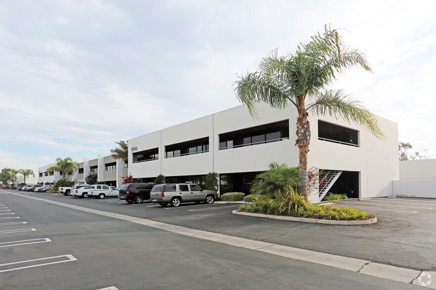 16742 Gothard St, Huntington Beach, CA à louer - Photo du bâtiment - Image 2 de 3
