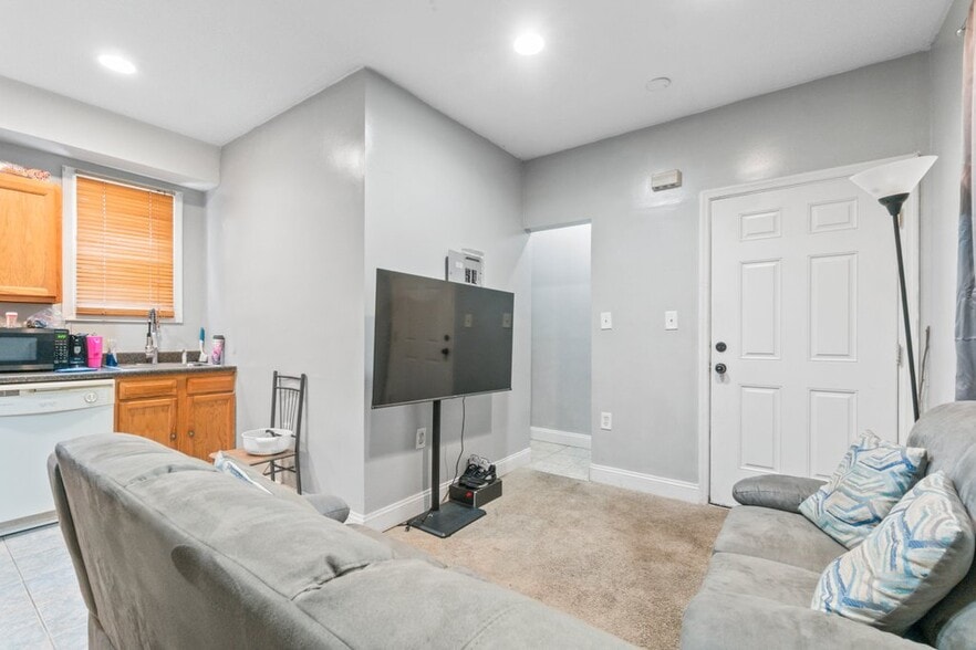 702 Homestead St, Baltimore, MD à vendre - Photo du bâtiment - Image 3 de 38