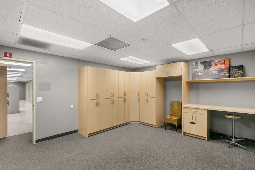 872 E Sahara Ave, Las Vegas, NV for lease - Interior Photo - Image 3 of 196