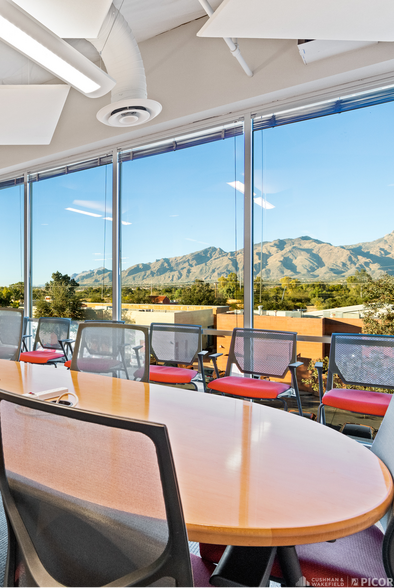 6400 E Grant Rd, Tucson, AZ à vendre - Photo intérieure - Image 3 de 9