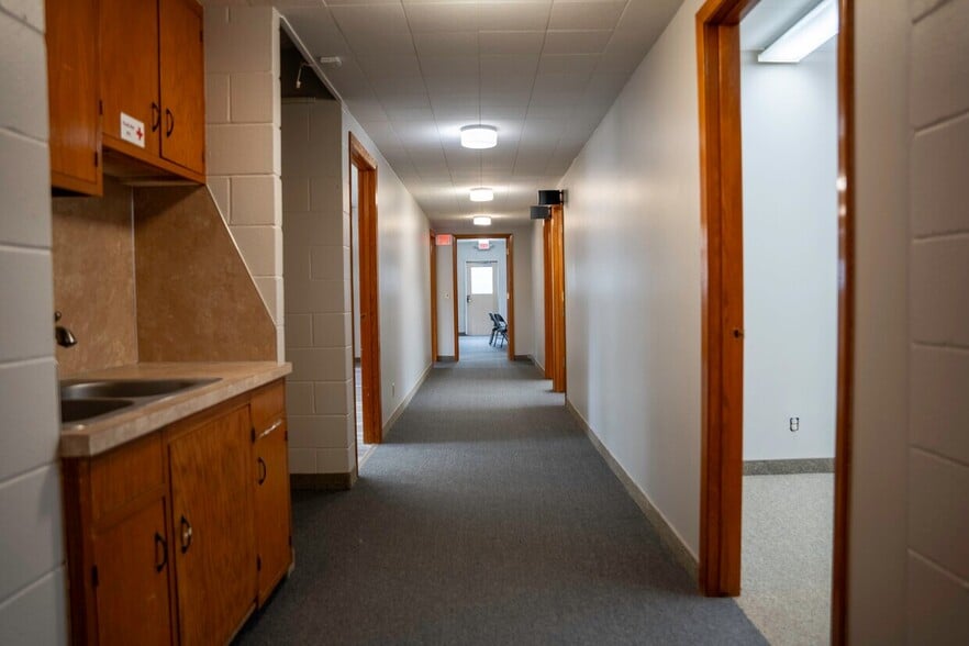 330 W Halleck St, Papillion, NE for lease - Building Photo - Image 3 of 7