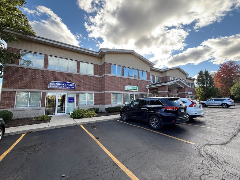 2172 Blackberry Dr, Geneva, IL for lease - Building Photo - Image 2 of 13