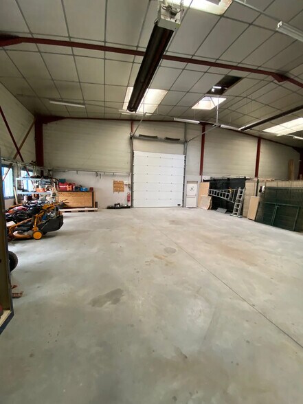 Flex in Chassieu for lease - Interior Photo - Image 3 of 5