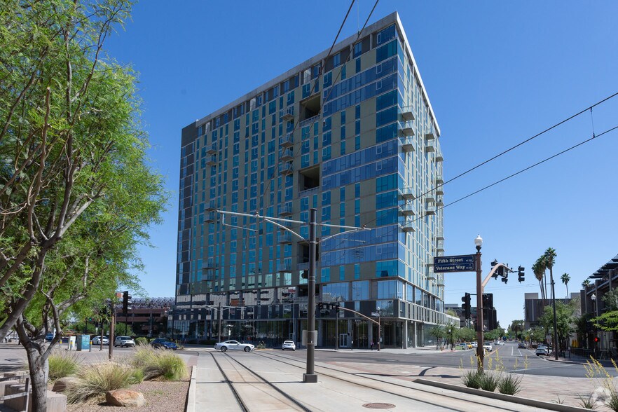 323 E Veterans Pky, Tempe, AZ à louer - Photo du bâtiment - Image 2 de 17