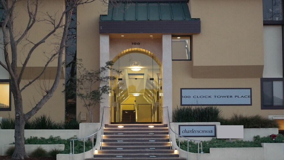 100 Clock Tower Pl, Carmel, CA à louer - Photo du bâtiment - Image 2 de 7