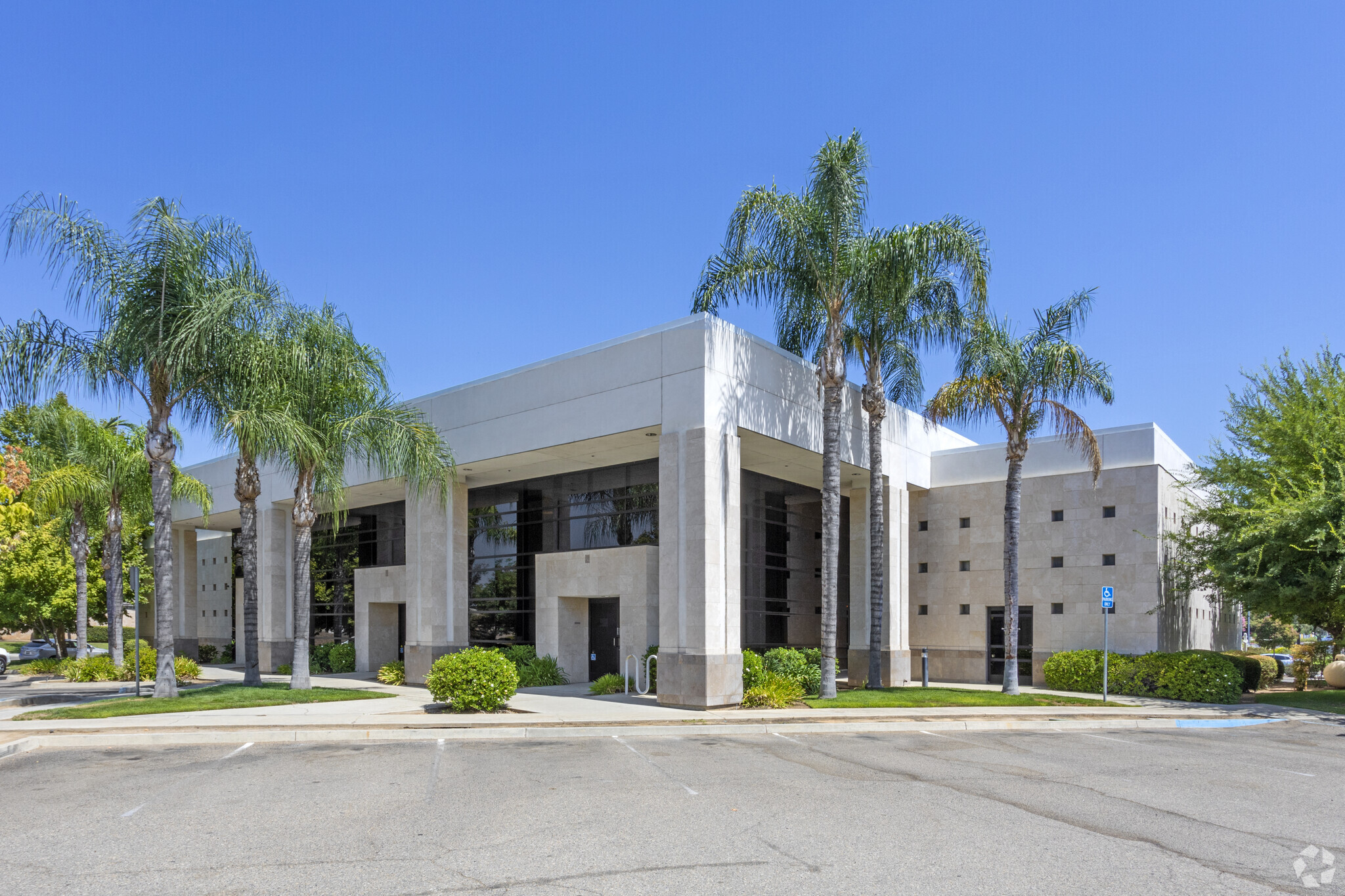 7215 N Fresno St, Fresno, CA à vendre Photo du bâtiment- Image 1 de 1