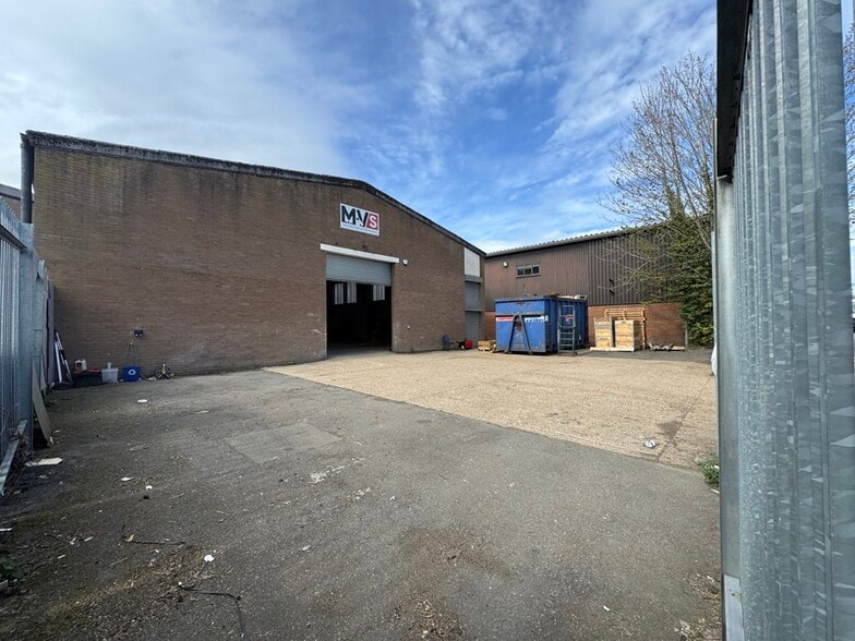 Wessex Rd, Bourne End à louer - Photo du bâtiment - Image 3 de 3