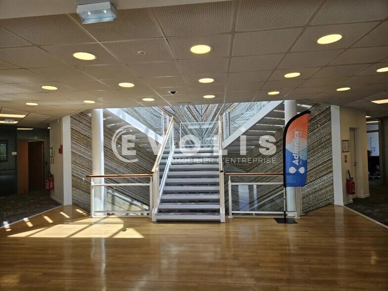 17B Avenue Des Andes, Les Ulis à louer - Hall d’entrée - Image 2 de 8