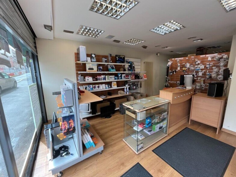 Retail in Noisy-le-Sec for lease - Interior Photo - Image 2 of 9
