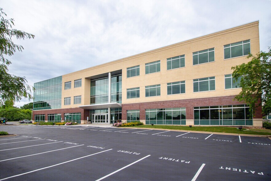 N14W23800 Stone Ridge Dr, Waukesha, WI à louer - Photo du bâtiment - Image 2 de 17