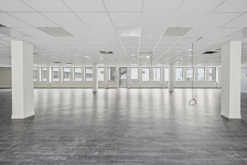 Office in Clichy for lease - Interior Photo - Image 2 of 7