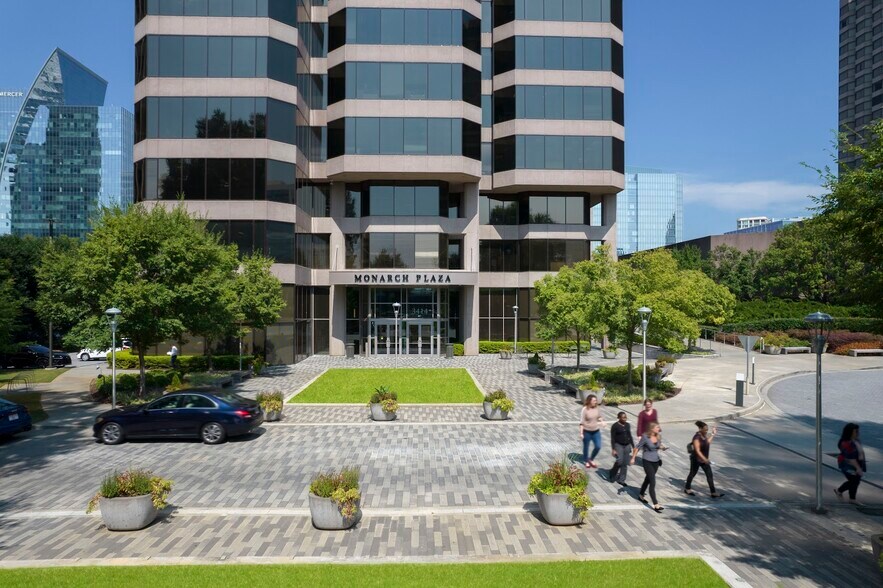 3414 Peachtree Rd NE, Atlanta, GA à louer - Photo du bâtiment - Image 2 de 22