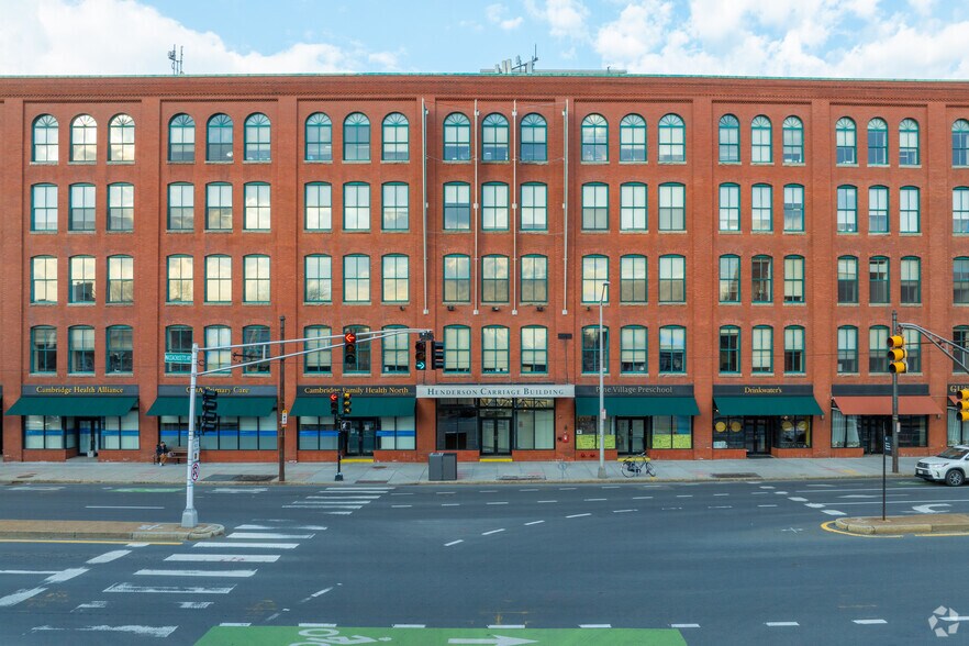 2067 Massachusetts Ave, Cambridge, MA à louer - Photo du bâtiment - Image 2 de 5