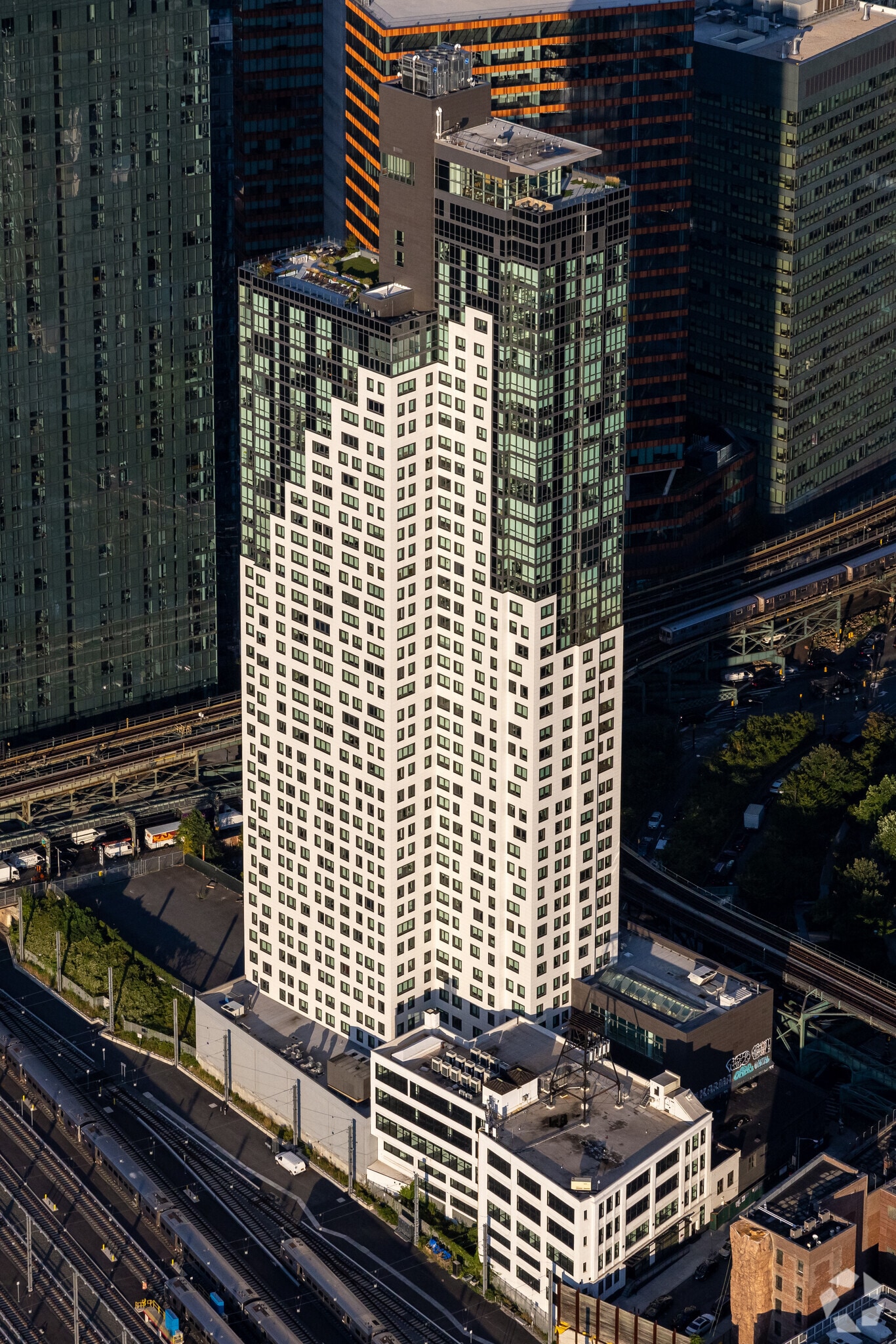 29-22 Northern Blvd, Long Island City, NY for lease Primary Photo- Image 1 of 19