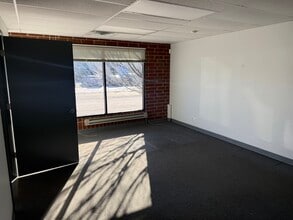 31632 N Ellis Dr, Volo, IL for lease Interior Photo- Image 2 of 46