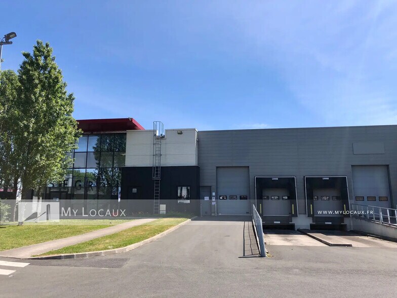 Industrial in La Courneuve for lease - Building Photo - Image 1 of 10