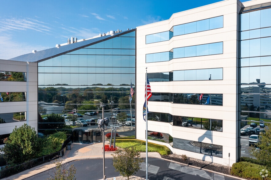 39555 Orchard Hill Pl, Novi, MI for lease - Building Photo - Image 2 of 11