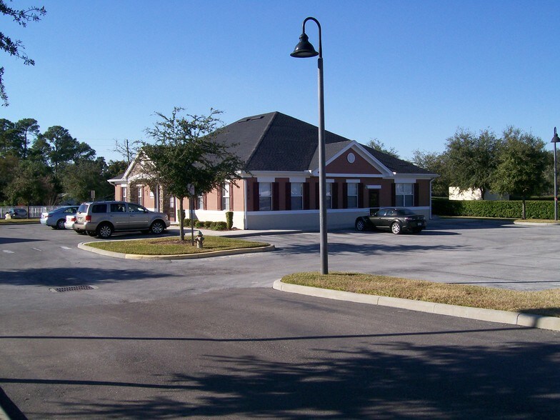 1858 N Alafaya Trl, Orlando, FL à louer - Photo du bâtiment - Image 2 de 2