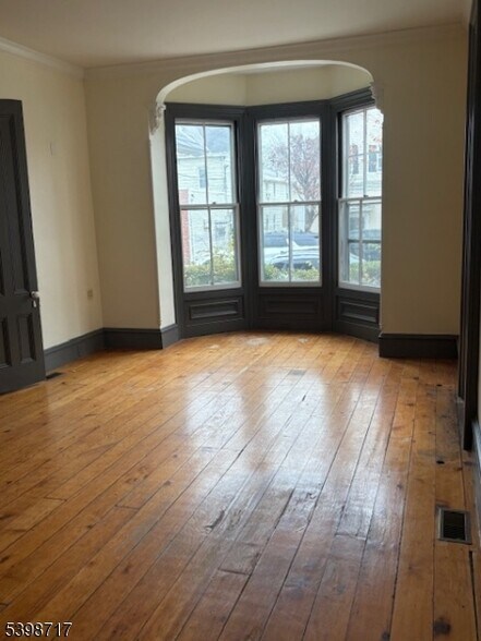 30 W Somerset St, Raritan, NJ à louer - Photo du bâtiment - Image 2 de 7