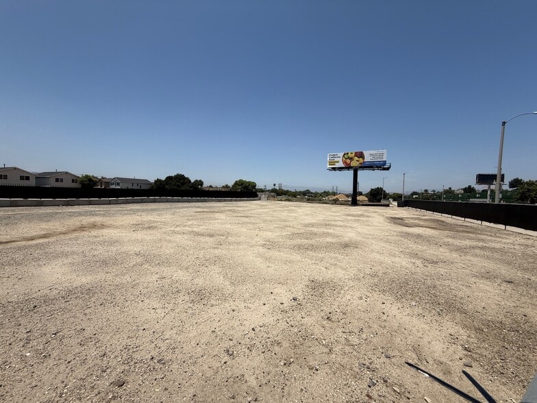 25031 Railroad Avenue, Santa Clarita, CA for lease - Building Photo - Image 3 of 7