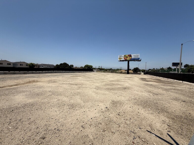 25031 Railroad Avenue, Santa Clarita, CA à louer - Photo du bâtiment - Image 3 de 7