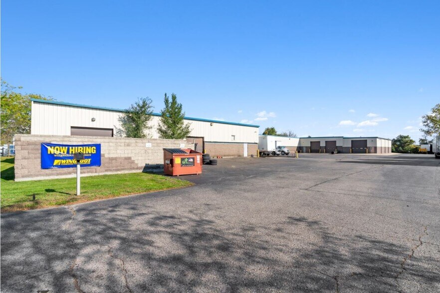 8881 Samuel Barton Dr, Belleville, MI à vendre - Photo du bâtiment - Image 2 de 6