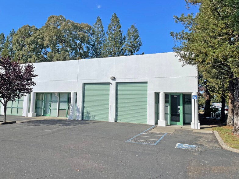 789-791 Lombardi Ct, Santa Rosa, CA à louer - Photo du bâtiment - Image 3 de 3