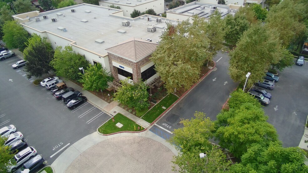 170 E Arrow Hwy, San Dimas, CA à vendre - Photo du bâtiment - Image 2 de 15