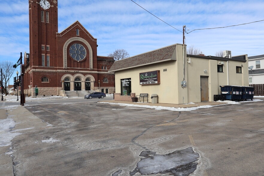 1226 Oregon St, Oshkosh, WI for sale - Building Photo - Image 3 of 5