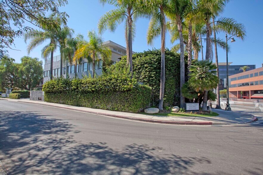 4250 Wilshire Blvd, Los Angeles, CA à louer - Photo du bâtiment - Image 2 de 4