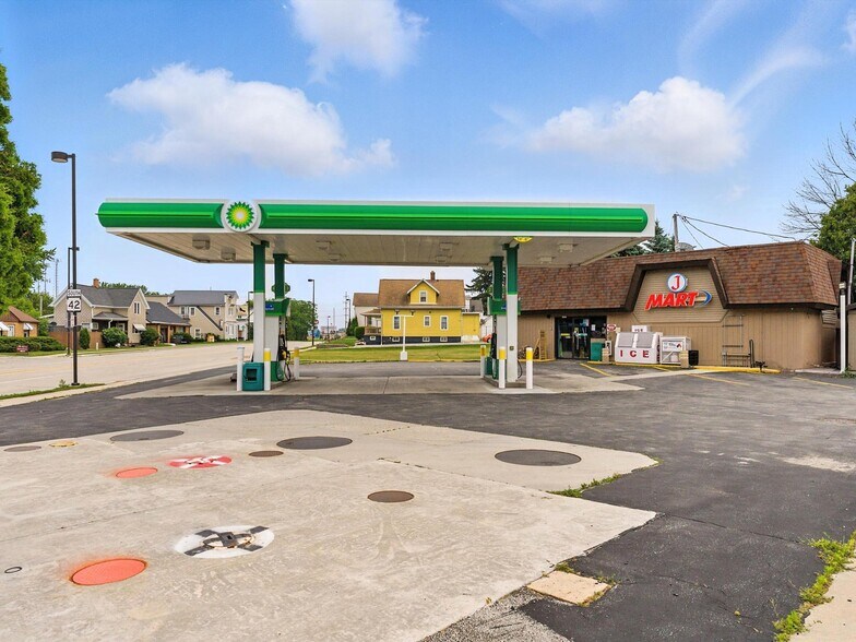 2420 Calumet Dr, Sheboygan, WI à vendre - Photo du bâtiment - Image 2 de 9