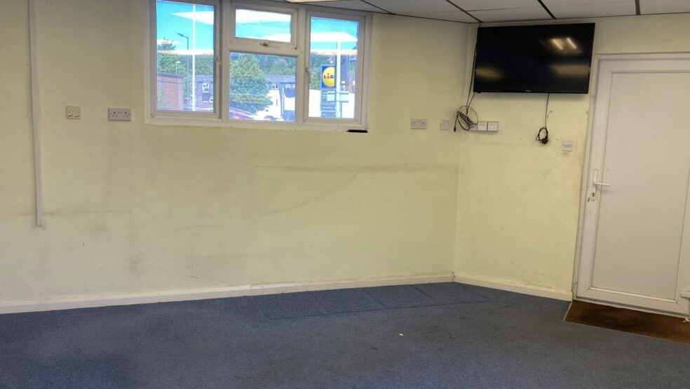 47 Desborough Av, High Wycombe for lease - Interior Photo - Image 2 of 3