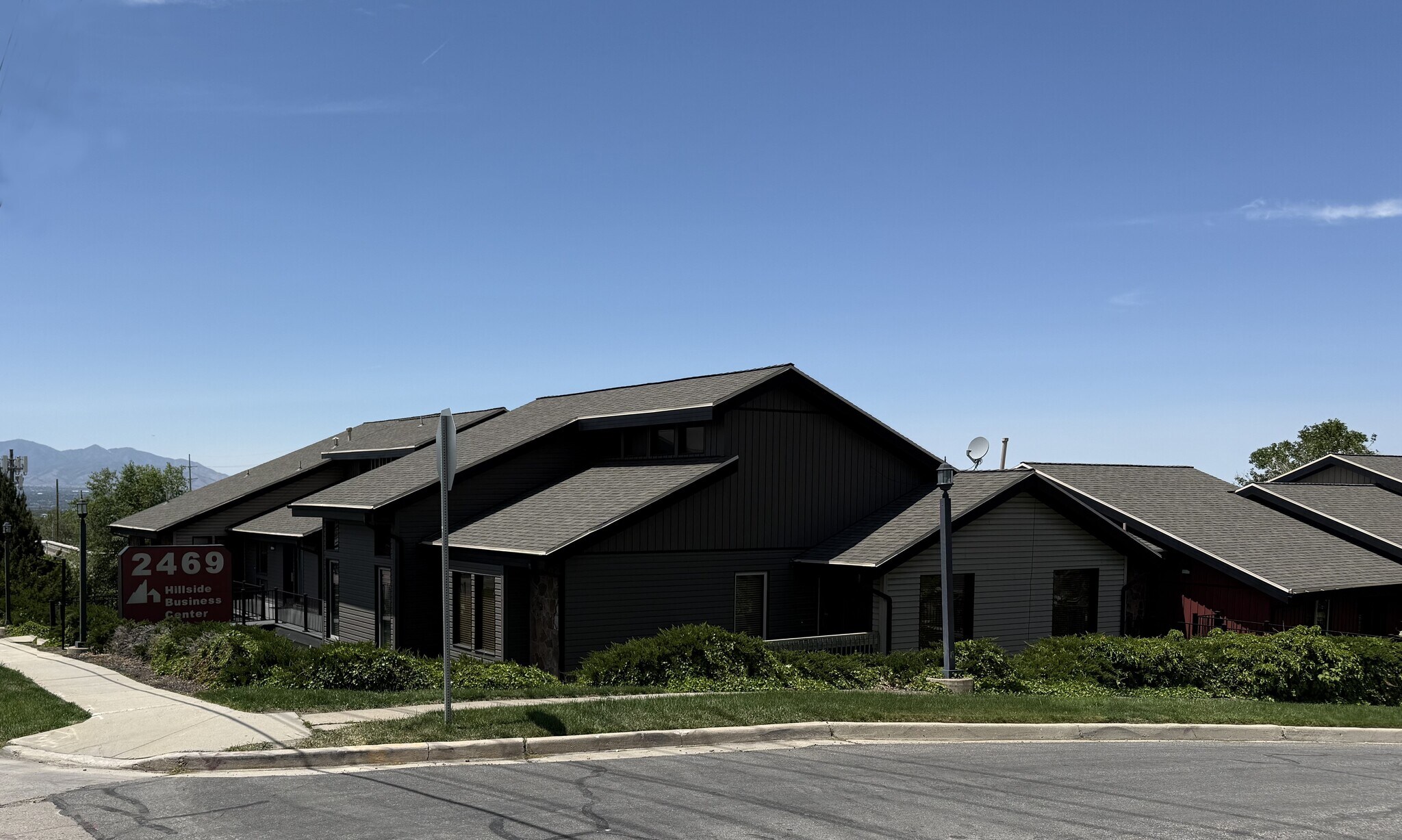 2469 E Fort Union Blvd, Salt Lake City, UT à vendre Photo du bâtiment- Image 1 de 1