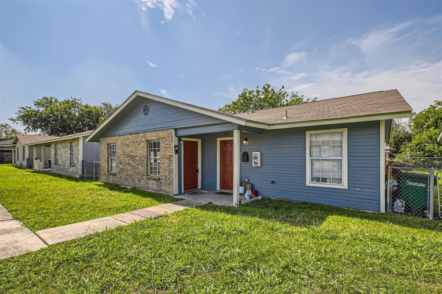 Olmos Drive Duplexes portfolio of 2 properties for sale on LoopNet.ca - Building Photo - Image 3 of 25