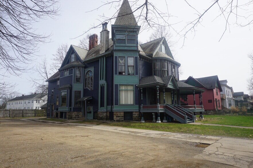 324 Stuart Ave, Kalamazoo, MI à vendre - Photo principale - Image 1 de 14