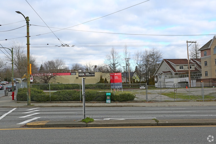 2405 Nanaimo St, Vancouver, BC for sale - Building Photo - Image 2 of 2