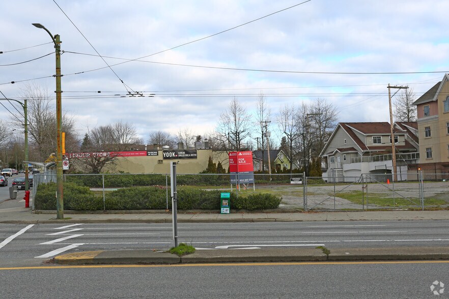 2405 Nanaimo St, Vancouver, BC à vendre - Photo du bâtiment - Image 2 de 2