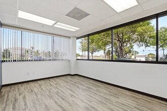 490 Centre Lake Dr NE, Palm Bay, FL à louer Photo intérieure- Image 1 de 18