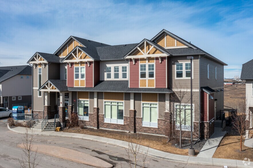 101 Sunset Dr, Cochrane, AB à vendre - Photo du bâtiment - Image 3 de 10