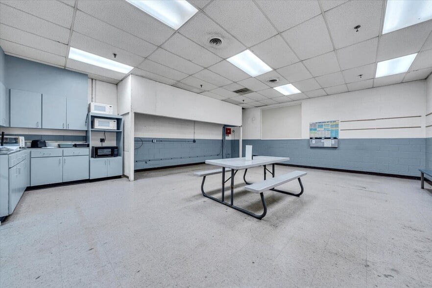 650 Frith Dr, Ridgeway, VA for lease - Interior Photo - Image 3 of 42